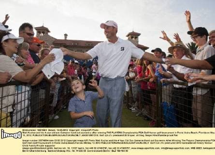 Matt Kuchar and his 4 year-old son Cameron hand out souvenirs after winning THE PLAYERS Championship PGA Golf Herren golf tournament in Ponte Vedra Beach, Florida on May 13, 2012.  JAX2012051318
