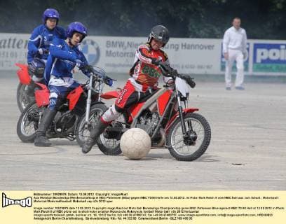Aus Motoball Bundesliga Meisterschaftsspiel MSC Pattensen (Blau) gegen MBC 70 90 Halle am 13.05.2012. Im Foto: Maik Reich 6 vom MBC holt aus zum Schuß