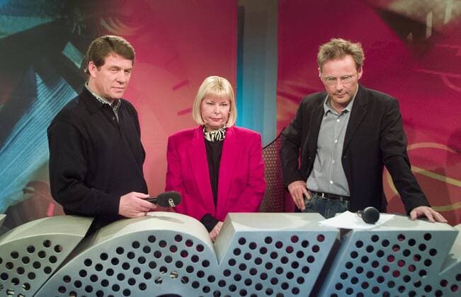 SPORT, FUSSBALL 1. BUNDESLIGA, 1. FC KAISERSLAUTERN - VFL WOLFSBURG 4:0, 02.05.1998, KAISERSLAUTERN - Kaiserslauterns Trainer Otto REHHAGEL steht nach dem Spiel mit seiner Frau Beate beim Sat1 ran Interview mit Reinhold BECKMANN (R). Kaiserslautern-Wolfsburg 02.05.1998