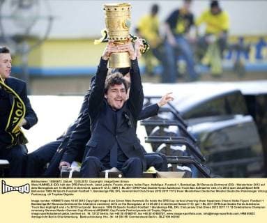 Mats HUMMELS (DO) hält den DFB-Pokal hoch, Jubel, jubeln, Freude, cheers, halbe Figur, Halbfigur, Fussball 1. Bundesliga, BV Borussia Dortmund (DO) - Meisterfeier 2012 auf dem Borsigplatz am 13.05.2012 in Dortmund, saison1112 Â