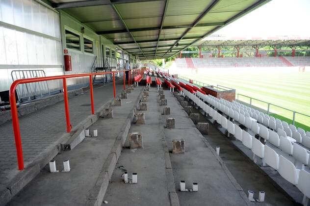 Fussball, Herren, Saison 2011 2012, 2. Bundesliga, 1. FC Union Berlin, Vorbereitung des Neubaus der Haupttribüne, im Bild: Blick auf die alte Tribüne, die in Kürze abgerissen wird, Sitze wurden bereits demontiert, 14.05. 2012,