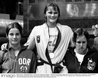 Siegerehrung 4x200m Lagen der Olympischen Spiele 1972 in München: Olympiasiegerin Shane Gould (Australien, Mitte) zwischen Kornelia Ender (DDR, li.) und Lynn Vidali (USA)