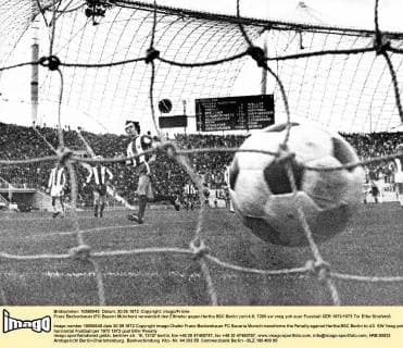 Franz Beckenbauer (FC Bayern München) verwandelt den Elfmeter gegen Hertha BSC Berlin zum 4:0