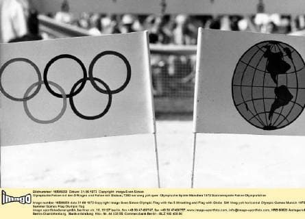 Olympische Fahne mit den 5 Ringen und Fahne mit Globus