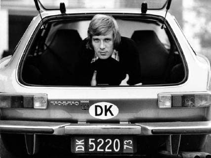 Henning Jensen (Dänemark Borussia Mönchengladbach) im Kofferraum seines Volvo 1800 ES