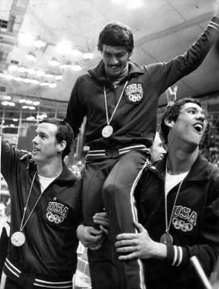 Die USA sind 1972 in München Olympiasieger mit der 4x100m Lagen Staffel, Starschwimmer Mark Spitz (Mitte) wird von seinen Kameraden gefeiert