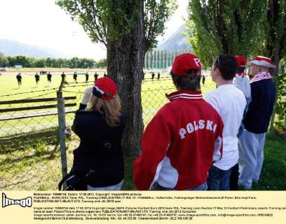 FUSSBALL - EURO 2012, Team POL, Training LIENZ,AUSTRIA,17.MAI.12 - FUSSBALL, Vorberichte, Trainingslager Nationalmannschaft Polen. Bild zeigt Fans. 