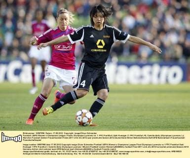 Fussball, UEFA Women s Champions League, Finale, Olympique Lyonnais vs. 1. FFC Frankfurt, Saki Kumagai (1. FFC Frankfurt, R), Camille Abily (Olympique Lyonnais, L)