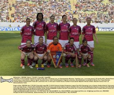 17.05.2012, Frauen Fussball Champions-League Finale 2012, Olympique Lyon, im Olympiastadion München. Teamfoto Lyon - Lyon team group (L-R) Camille Abily, Wendie Renard, Corine Franco, Lotta Schelin, Sabrina Viguier, Amandine Henry, front; Sonia Bompastor, Eugenie Le Sommer, Sarah Bouhaddi, Louisa Necib, Shirley Cruz Trana
