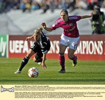 17.05.2012, Frauen Fussball Champions-League Finale 2012, Olympique Lyon - 1.FFC Frankfurt, im Olympiastadion München. v.li: Svenja Huth (FFC Frankfurt) gegen Corine Franco (Lyon).