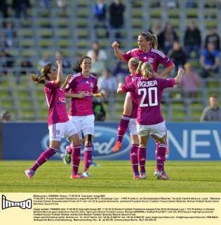 17.05.2012, Frauen Fussball Champions-League Finale 2012, Olympique Lyon - 1.FFC Frankfurt, im Olympiastadion München. Torjubel Camille Abily (re, Lyon).