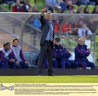 17.05.2012, Frauen Fussball Champions-League Finale 2012, Olympique Lyon - 1.FFC Frankfurt, im Olympiastadion München. Trainer Patrice Lair (Lyon).