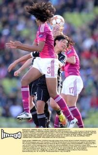 FRAUEN FUSSBALL CHAMPIONS LEAGUE FINALE 2011 2012 Olympique Lyon - 1. FFC Frankfurt 17.05.2012 Wendie Renard (li, Olympique Lyon) gegen Saki Kumagai (1. FFC Frankfurt) 