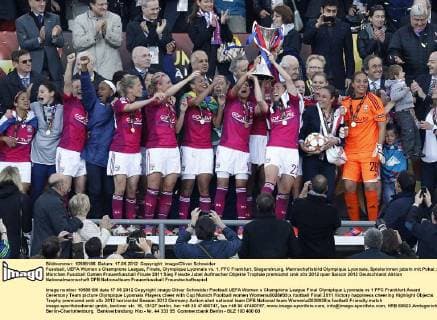 Fussball, UEFA Women s Champions League, Finale, Olympique Lyonnais vs. 1. FFC Frankfurt, Siegerehrung, Mannschaftsbild Olympique Lyonnais, Spielerinnen jubeln mit Pokal.