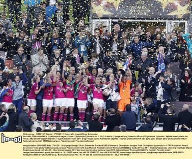 Fussball, UEFA Women s Champions League, Finale, Olympique Lyonnais vs. 1. FFC Frankfurt, Siegerehrung, Mannschaftsbild Olympique Lyonnais, Spielerinnen jubeln mit Pokal.