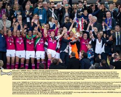 Siegerehrung: Die Mannschaft und Kapitän Sonia BOMPASTOR (OLY) mit dem Championsleague Pokal Fussball UEFA Championsleague Finale der Frauen Saison 2011 2012: Olympique Lyon - 1.FFC Frankfurt in München im Olympiastadion, Deutschland am 17.05.2012,