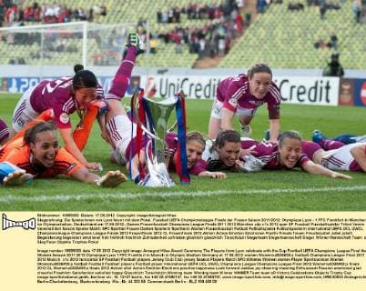 Siegerehrung: Die Spielerinnen von Lyon feiern mit dem Pokal. Fussball UEFA Championsleague Finale der Frauen Saison 2011 2012: Olympique Lyon - 1.FFC Frankfurt in München im Olympiastadion, Deutschland am 17.05.2012,