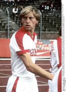 Aus 2.BL Saison 1981 1982 Hannover 96 (Rot) gegen Kickers Offenbach 1:0 am 05.09.1981 im Niedersachsenstadion. Im Foto: Kickers Offenbach Spieler Michael Kutzop