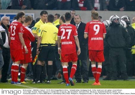 Schiedsrichter Wolfgang Stark, mitte, berät sich mit seinen Linienrichtern. vorne Adam Bodzek, Adam Matuschyk und Ranisav Jovanovic, alle Düsseldorf, Schiedsrichter, Beratung, Spielunterbrechung, Aktion, quer Fortuna Düsseldorf vs Hertha BSC Berlin, 1.Bundesliga 2011 2012, Relegation, Relegationsrunde, 2. Spiel, Rückspiel, Herren, Fussball, Fußball, soccer, Deutschland, Germany, Ergebnis 2:2, damit Fortuna Düsseldorf in die 1.Bundesliga aufgestiegen Düsseldorf, 15.5.2012 Esprit-Arena Düsseldorf