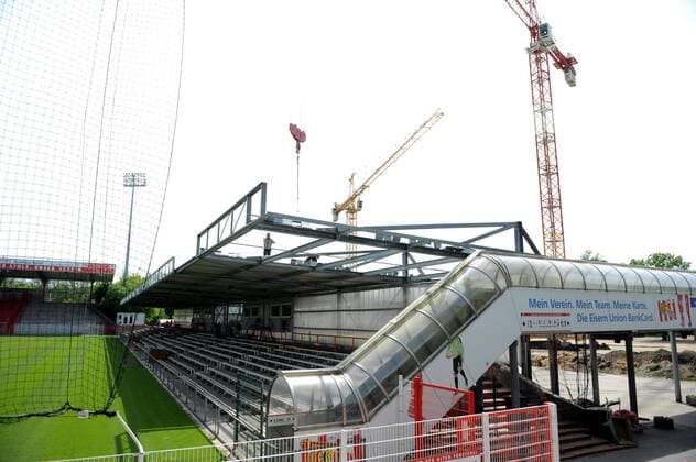 Fussball, Herren, Saison 2011 2012, 2. Bundesliga, 1. FC Union Berlin, Alte Försterei, Vorbereitung des Neubaus der Haupttribüne, Abriss der alten Haupttribüne im Bild: Demontage des Daches der alten Haupttribüne, 18.05. 2012,
