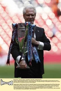 Football - Championship Play off Final - West Ham United - West Ham owner David Gold lovingly holds the trophy at Wembley 