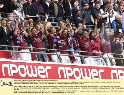 Football - Championship Play off Final - West Ham United - West Ham s Kevin Nolan lifts the trophy at Wembley 