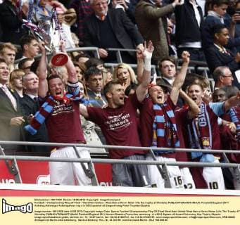 Football - Championship Play off Final - West Ham United - West Ham s Kevin Nolan lifts the trophy at Wembley 