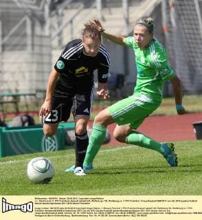 v.l.: Ria Percival (1. FFC Frankfurt), Zsanett Jakabfi (VfL Wolfsburg) VfL Wolfsburg vs. 1. FFC Frankfurt