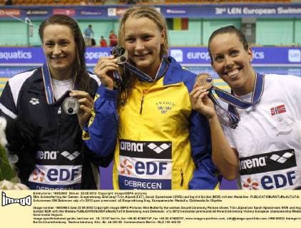 50m Schmetterling der Damen, Siegerehrung. Bild zeigt Triin Aljand (EST), Sarah Sjoestroem (SWE) und Ingvild Snildal (NOR) mit den Medaillen. 