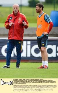 FUSSBALL - EURO 2012, Team ESP, Training SCHRUNS,AUSTRIA,23.MAI.12 - FUSSBALL, Vorberichte, Trainingslager Nationalmannschaft Spanien. Bild zeigt Trainer Vicente Del Bosque Gonzalez und Xabi Alonso Olana (ESP). 