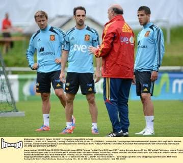 FUSSBALL - EURO 2012, Team ESP, Training SCHRUNS,AUSTRIA,23.MAI.12 - FUSSBALL, Vorberichte, Trainingslager Nationalmannschaft Spanien. Bild zeigt Nacho Monreal, Juanfran, Trainer Vicente Del Bosque Gonzalez und Alvaro Dominguez (ESP). 
