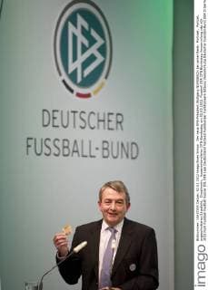 Der neue DFB-Präsident Wolfgang NIERSBACH bei seiner Rede, Portraet, Portrait, angeschnittenes Einzelbild, Einzelmotiv, Ausserordentlicher DFB-Bundestag am 02.03.2012.