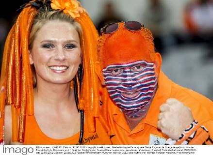 Niederländische Fanoriginale Daina Zagata (de Oranje Angel) und Wouter Rexwinkel (de Streepjesman) - Fans der Niederlande, Fussballfans, supporters, spectators, Zuschauer, Fussball Freundschaftsspiel, MÜNCHEN, am 22.05.2012 , Saison 2011 2012