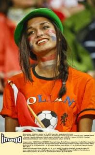 Fans, Fussballfans, supporters, spectators, Zuschauer huebsche junge Frau, weiblich,lacht - NIEDERLANDE - Fussball Freundschaftsspiel, friendly match, MÜNCHEN, am 22.05.2012 , Saison 2011 2012,