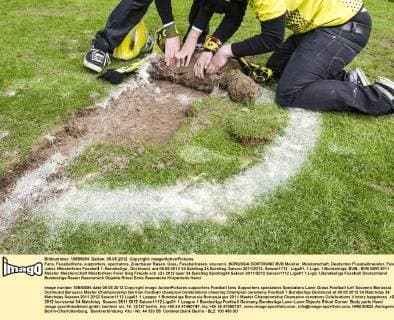 Fans, Fussballfans, supporters, spectators, Zuschauer Rasen, Gras, Fussballrasen, souvenir, BORUSSIA DORTMUND BVB Meister. Meisterschaft, Deutscher Fussballmeister, Feier, Jubel, Meisterfeier Fussball 1. Bundesliga , Dortmund, am 05.05.2012 34.Spieltag,34.Spieltag, Saison 2011 2012, Saison1112 , Liga01, 1.Liga, 1.Bundesliga, BVB,