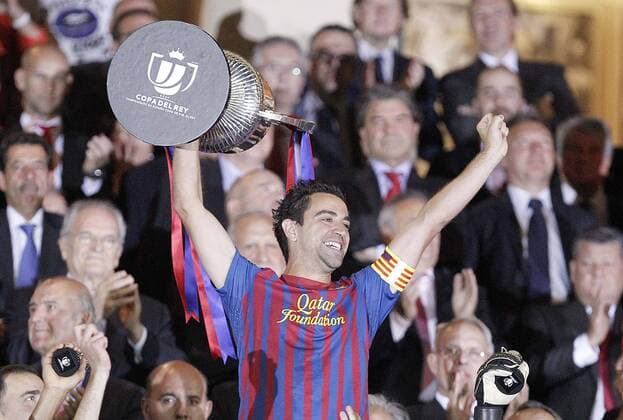 Barcelona s Xavi Hernandez celebrates with trophy during King s Cup final match.  (20241472)