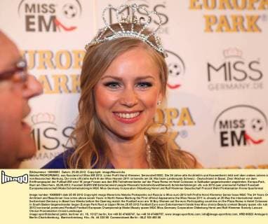 Natalia PROKOPENKO, aus Russland ist Miss EM 2012. Links Profil Horst Klemmer, Seniorchef MGC. Die 24 Jahre alte Architektin und Kosmetikerin lebt seit über sieben Jahren im nordhessischen Marburg. Der erste offizielle Auftritt der Miss Hessen 2011 ist bereits am 26. Mai beim Länderspiel Schweiz - Deutschland in Basel. Zwei Wochen vor dem Eröffnungsspiel der Fußball-EM sind 16 junge Frauen aus den EM-Teilnehmerländer auf der Plaza Roma im Hotel Colosseo in Südbaden gegeneinander angetreten. Europa-Park, Rust am Oberrhein, 25.05.2012