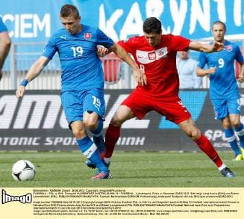 FUSSBALL - POL vs SVK, Testspiel KLAGENFURT,AUSTRIA,26.MAI.12 - FUSSBALL - Länderspiel, Polen vs Slowakei, EURO 2012. Bild zeigt Juraj Kucka (SVK) und Robert Lewandowski (POL). 