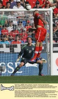 Basel , Fußball Schweiz vs. Deutschland Tor zum 2 : 0 , von links: Marc-Andre Ter Stegen ( Deutschland ) Torschütze Eren Derdiyok ( Schweiz )