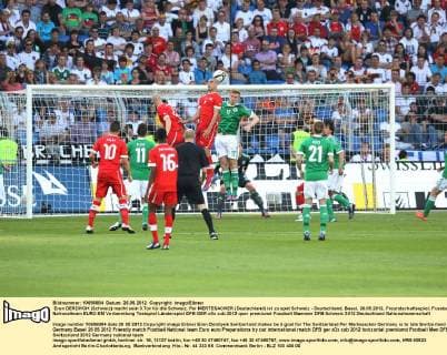Eren DERDIYOK (Schweiz) macht sein 3.Tor für die Schweiz. Per MERTESACKER (Deutschland) ist zu spät Schweiz - Deutschland, Basel, 26.05.2012, Freundschaftsspiel