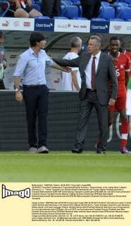 26.05.2012, Fussball Länderspiel, Freundschaftsspiel Schweiz - Deutschland, im St.-Jakob-Park in Basel (Schweiz). v.l. Trainer Joachim Löw (Deutschland) shakehands mit Trainer Ottmar Hitzfeld (Schweiz)