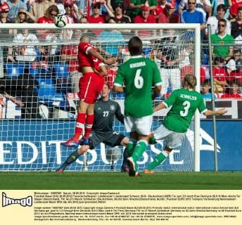 Fussball Basel (SUI) 26.05.2012 Freundschaftsspiel Länderspiel Länderspiel Schweiz (SUI) - Deutschland (GER) Tor zum 2:0 durch Eren Derdiyok (SUI, 9) Marc-Andre Ter Stegen (Deutschland, TW, No.27) Marcel Schmelzer (Deutschland, No.03) Sami Khedira (Deutschland, No.06)