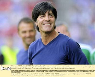 Fussball, Vorbereitungsspiel zur UEFA Europameisterschaft EM 2012, Schweiz - Deutschland 5:3 im St. Jakob-Park, Basel; Bundestrainer Joachim Löw (Deutschland). Aktion, Einzelbild.