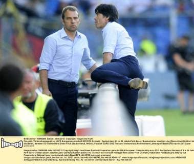 Fussball, Vorbereitungsspiel zur UEFA Europameisterschaft EM 2012, Schweiz - Deutschland 5:3 im St. Jakob-Park, Basel; Bundestrainer Joachim Löw (Deutschland) klettert über die Bande, daneben Co-Trainer Hans Dieter Flick (Deutschland), Aktion.