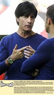 Fussball, Vorbereitungsspiel zur UEFA Europameisterschaft EM 2012, Schweiz - Deutschland 5:3 im St. Jakob-Park, Basel; Bundestrainer Joachim Löw (Deutschland), daneben Co-Trainer Hans Dieter Flick (Deutschland). Aktion.