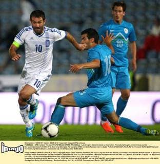 FUSSBALL - GRE vs SLO, Testspiel KUFSTEIN,26.MAI.12 - FUSSBALL - Länderspiel, Griechenland vs Slowenien, Freundschaftsspiel, Vorbereitung auf die Europameisterschaft, EURO 2012. Bild zeigt Georgios Karagounis (GRE) und Alex Radosavlijevic (SLO). 