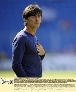 26.05.2012, Fussball Länderspiel, Freundschaftsspiel Schweiz - Deutschland, im St.-Jakobs-Park in Basel (Schweiz). Trainer Joachim Löw (Deutschland) nachdenklich.