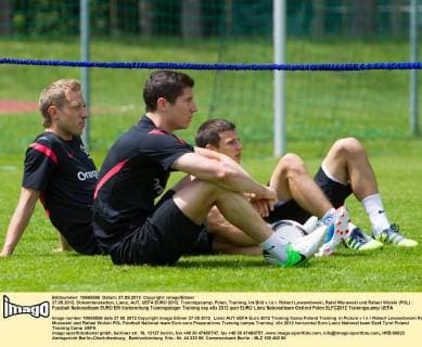 27.05.2012, Dolomitenstadion, Lienz, AUT, UEFA EURO 2012, Trainingscamp, Polen, Training, im Bild v.l.n.r. Robert Lewandowski, Rafal Murawski und Rafael Wolski (POL)