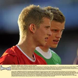 26.05.2012, Fussball Länderspiel, Freundschaftsspiel Schweiz - Deutschland, im St.-Jakobs-Park in Basel (Schweiz). v.li: nach dem Spiel gehen Lars und Sven Bender (GER) zusammen vom Platz.