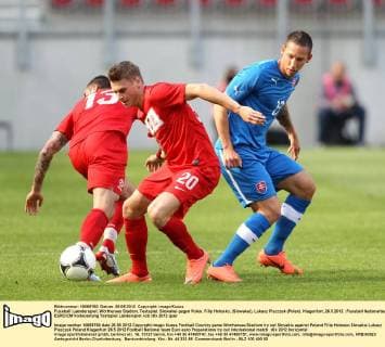 Fussball Laenderspiel. Wörthersee Stadion. Testspiel. Slowakei gegen Polen. Filip Holosko, (Slowakei), Lukasz Piszczek (Polen). Klagenfurt, 26.5.2012